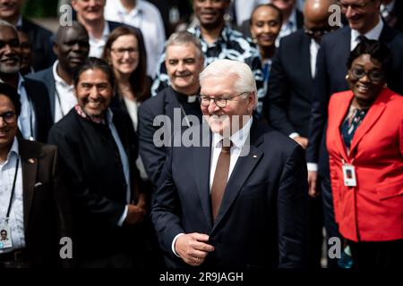 Essen, Deutschland. 27. Juni 2023. Der deutsche Präsident Frank-Walter Steinmeier (Zentrum) steht mit Diplomaten vor dem Industriekomplex Zollverein Kohlebergwerk in Essen. Der Bundespräsident besucht das Ruhrgebiet und das südliche Münsterland mit rund 150 ausländischen Botschaftern, die in Deutschland arbeiten, und hochrangigen Vertretern internationaler Organisationen. Kredit: Fabian Strauch/dpa/Alamy Live News Stockfoto