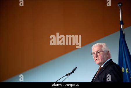 Essen, Deutschland. 27. Juni 2023. Der deutsche Präsident Frank-Walter Steinmeier spricht zu den Gästen des Industriekomplexes Zollverein Coal Mine in Essen. Der Bundespräsident besucht das Ruhrgebiet und das südliche Münsterland mit rund 150 ausländischen Botschaftern, die in Deutschland arbeiten, und hochrangigen Vertretern internationaler Organisationen. Kredit: Fabian Strauch/dpa/Alamy Live News Stockfoto