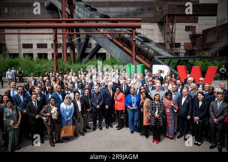 Essen, Deutschland. 27. Juni 2023. Der deutsche Präsident Frank-Walter Steinmeier steht neben Hendrik Wüst (CDU), dem Ministerpräsidenten von Nordrhein-Westfalen, und Diplomaten vor dem Kohlebergwerk Zollverein in Essen. Der Bundespräsident besucht das Ruhrgebiet und das südliche Münsterland mit rund 150 ausländischen Botschaftern, die in Deutschland arbeiten, und hochrangigen Vertretern internationaler Organisationen. Kredit: Fabian Strauch/dpa/Alamy Live News Stockfoto