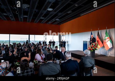 Essen, Deutschland. 27. Juni 2023. Der deutsche Präsident Frank-Walter Steinmeier (r) spricht vor den Gästen des Industriekomplexes Zollverein Kohlebergwerk in Essen. Der Bundespräsident besucht das Ruhrgebiet und das südliche Münsterland mit rund 150 ausländischen Botschaftern, die in Deutschland arbeiten, und hochrangigen Vertretern internationaler Organisationen. Kredit: Fabian Strauch/dpa/Alamy Live News Stockfoto