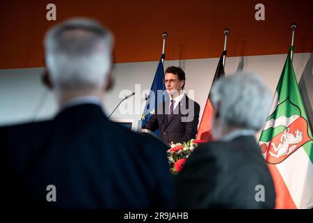 Essen, Deutschland. 27. Juni 2023. Hendrik Wüst (CDU), Ministerpräsident von Nordrhein-Westfalen, spricht mit den Gästen des Industriekomplexes Zollverein Kohlebergwerk in Essen. Bundespräsident Frank-Walter Steinmeier besucht das Ruhrgebiet und das südliche Münsterland mit rund 150 ausländischen Botschaftern, die in Deutschland arbeiten, und hochrangigen Vertretern internationaler Organisationen. Kredit: Fabian Strauch/dpa/Alamy Live News Stockfoto