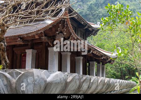 Ninh Binh, Vietnam - März 2023; Flachblick auf einen Teil des Vu Lam Palastes im Delta des Roten Flusses, umgeben von bewaldeten Kalksteinfelsen in l Stockfoto