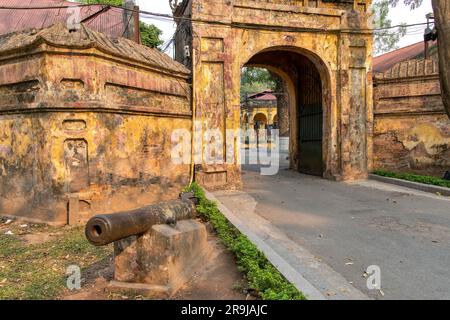 Hanoi, Vietnam-März 2023; Blick auf eines der Eingangstore der kaiserlichen Zitadelle von Thang, lange aus dem Jahr 1011 während der Ly-Dynastie. Stockfoto