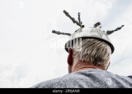 Mann mit Aberglaube wegen außerirdischer Aktivität und paranormaler Ereignisse, 2023, USA Stockfoto