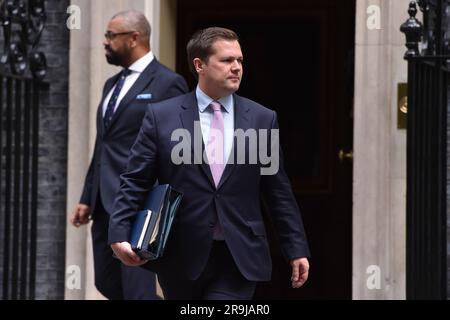 London, England, Großbritannien. 27. Juni 2023. ROBERT JENRICK, Minister für Einwanderung, bei einem Kabinettstreffen in der Downing Street gesehen. (Kreditbild: © Thomas Krych/ZUMA Press Wire) NUR REDAKTIONELLE VERWENDUNG! Nicht für den kommerziellen GEBRAUCH! Stockfoto