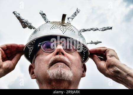 Mann mit Aberglaube wegen außerirdischer Aktivität und paranormaler Ereignisse, 2023, USA Stockfoto