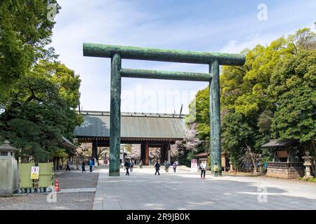 Tokio, Japan – April 2023; Blick auf den Fußweg mit Daini Torii (Zweiter Shinto-Schrein-Bogen), dem größten bronzefarbenen Torii-Tor in Japan, das zur Shinto-Stall führt Stockfoto