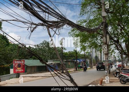 Hanoi, Vietnam-April 2023; Blick auf eine der Straßen der Stadt, gesäumt mit Stromkabeln, Telefonleitungen in Durcheinander und chaotisch Stockfoto