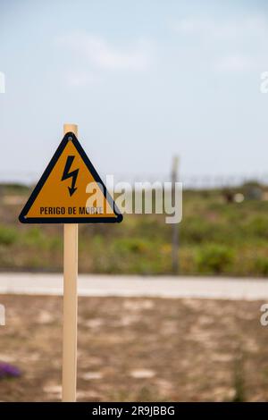 Warnschild für Stromschlaggefahr, gelbes Dreieck mit schwarzem Blitz im Inneren Stockfoto