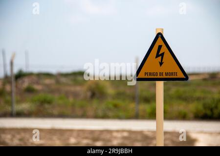 Warnschild für Stromschlaggefahr, gelbes Dreieck mit schwarzem Blitz im Inneren Stockfoto