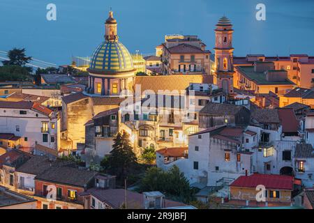 Vietri Sul Mare, die Skyline der Stadt Italien an der Amalfiküste in der Dämmerung. Stockfoto