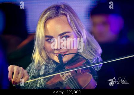 Eine weibliche Violinistin, die in einer Band spielt. Bild: Bild: Mark Dunn Photography/Alamy Stock Photo Stockfoto