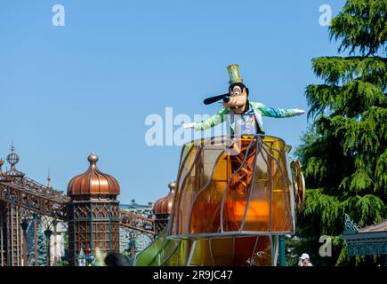Paris, Frankreich - 02. Juni 2023: Vorstellung anlässlich des 30. Jubiläums von Disneyland Paris. Auf dem Foto Goofy auf einem Paradesalat. Stockfoto