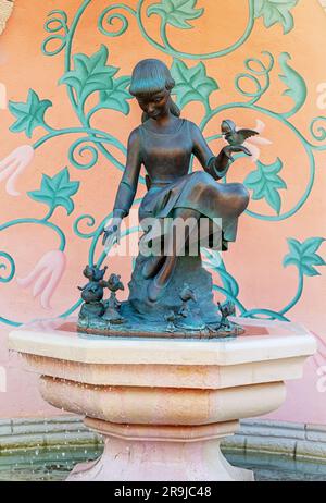 Paris, Frankreich - 02. Juni 2023: Statue von Aschenputtel in Einem Wasserbrunnen Disneyland Paris Marne-la-Vallee Chessy. Stockfoto