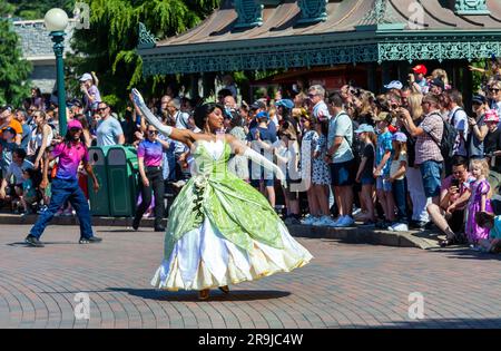 Paris, Frankreich - 02. Juni 2023: Vorstellung anlässlich des 30. Jubiläums von Disneyland Paris. Auf dem Foto Tiana, die Prinzessin des Films "die Prinzessin und der Frosch" Stockfoto