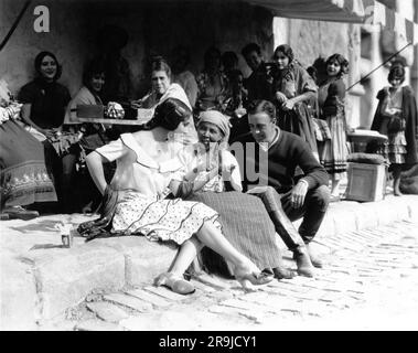 DOLORES DEL RIO und Regisseur RAOUL WALSH am Drehort der LIEBE VON CARMEN 1927 Regisseur RAOUL WALSH Roman Prosper Merimee Fox Film Corporation Stockfoto