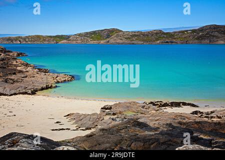 Strand in Achmelvich in Assynt, Sutherland, Nordwest Schottland, Achmelvich Bay, Highlands. Schottland, Großbritannien Stockfoto