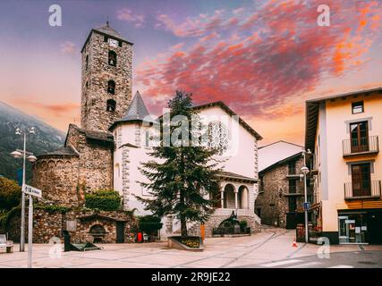 Andorra La Vella, Andorra. Blick Auf Den Prinz Benlloch Platz In Der Nähe Der Berühmten Kirche Saint Esteve. Esglesia De Sant Esteve Auf Der Placa Del Princep Stockfoto