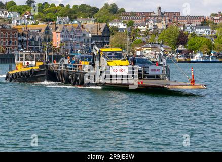 Autofähre über die Flussmündung von Dart von Dartmouth nach Kingwear, Devon, England, Großbritannien Stockfoto