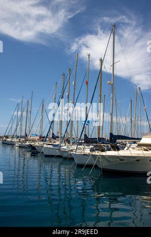 En el Puerto de Mogán hay un pequeño puerto deportivo donde se mezclan barcos de Pesca con yates y embarcaciones de Recreo. Gran Canaria, España Stockfoto