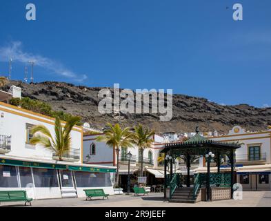 Precioso Rincón en el Puerto de Mogán con sus casas blancas con los marcos de puertas y ventanas pintados de vivos Colores. múltiples buganvillas y Ár Stockfoto