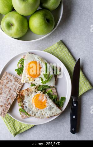 Spiegelei-Sandwich mit Rucola auf Knäckebrot zum Frühstück Stockfoto