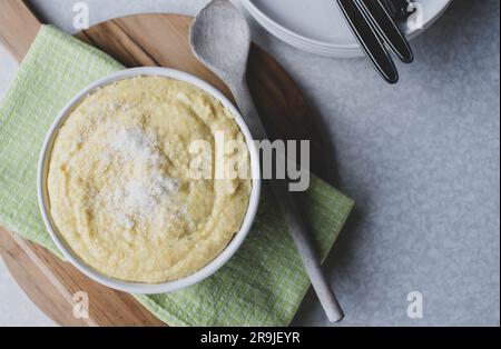 Cremige Polenta in einer Schüssel Stockfoto