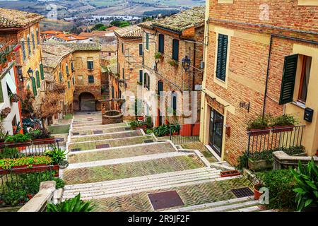 Corinaldo, Italien, historische Treppe in der Region Marken. Stockfoto