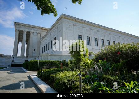 Washington, Usa. 27. Juni 2023. Der Oberste Gerichtshof wird als bereit angesehen, einige seiner größten Fälle der Amtszeit in Washington am Dienstag, den 27. Juni 2023, zu entscheiden. Das hohe Gericht hat noch 10 Stellungnahmen, die in der nächsten Woche veröffentlicht werden müssen, bevor die Richter ihre Sommerferien beginnen. Foto: Ken Cedeno/UPI Credit: UPI/Alamy Live News Stockfoto