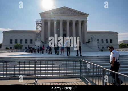 Washington, Usa. 27. Juni 2023. Der Oberste Gerichtshof wird als bereit angesehen, einige seiner größten Fälle der Amtszeit in Washington am Dienstag, den 27. Juni 2023, zu entscheiden. Das hohe Gericht hat noch 10 Stellungnahmen, die in der nächsten Woche veröffentlicht werden müssen, bevor die Richter ihre Sommerferien beginnen. Foto: Ken Cedeno/UPI Credit: UPI/Alamy Live News Stockfoto