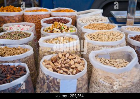 Leguminosen auf einem Markt in Sizilien, Süditalien Stockfoto