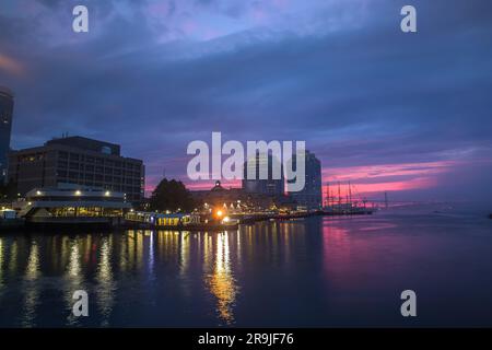 HALIFAX, NOVA SCOTIA, KANADA. Halifax Hafenfront mit prominenten Geschäfts- und Finanzgebäuden und Restaurants, MacDonald Bridge Stockfoto