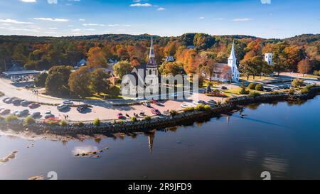 Blick aus der Vogelperspektive auf die berühmten und berühmtesten drei Kirchen der Mahone Bay in Mahoney Bay, Lunenburg, Nova Scotia. UNESCO Stockfoto