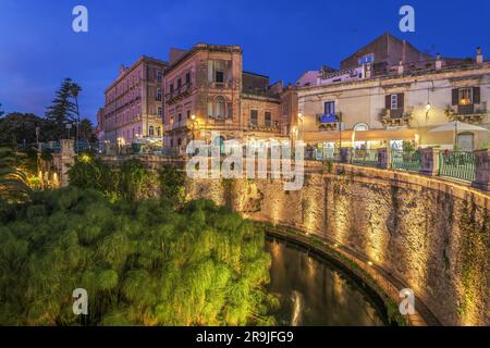 Syrakus, Sizilien, Italien mit dem Brunnen von Arethusa in der Dämmerung. Stockfoto