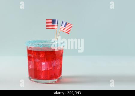 Patriotische rote Granatapfel margarita zwei Cocktails mit blauem Randzucker auf blauem Hintergrund. Getränke mit Rändern. Schließen. Speicherplatz kopieren. Stockfoto