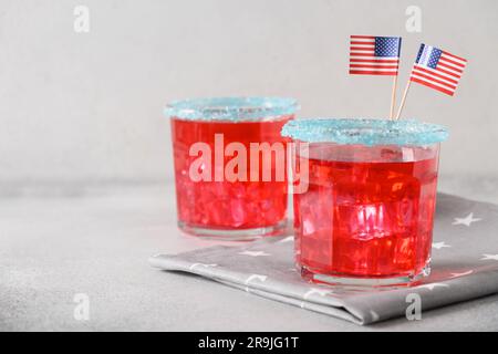 Patriotische rote Granatapfel-margarita-Cocktails auf grauem Hintergrund. Festliche Getränke für den Unabhängigkeitstag 4. Juli. Schließen. Speicherplatz kopieren. Getränke mit Rändern Stockfoto