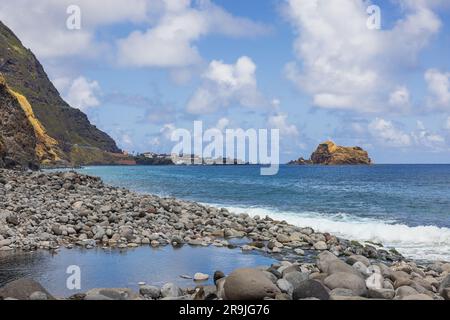 Blick auf Porto Moniz vom Miradouro Ilheus da Ribeira da Janela Stockfoto