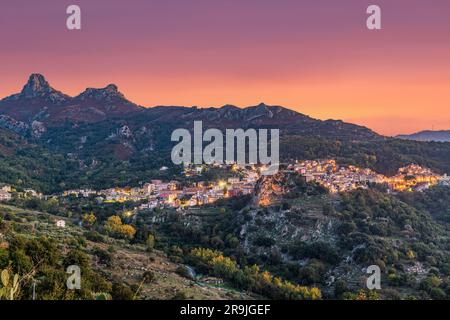 Das Dorf Novara di Sicilia, Sizilien, Italien in der Dämmerung. Stockfoto