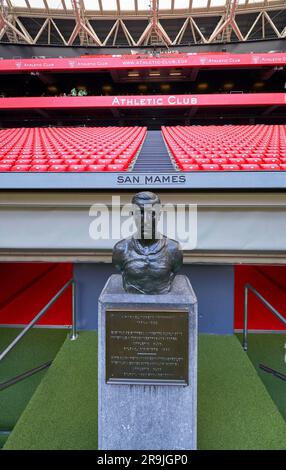 Rafael Moreno tritt vor die Tribunes in der San Mames Arena, dem offiziellen Heimstadion des FC Athletic Bilbao, Spanien Stockfoto