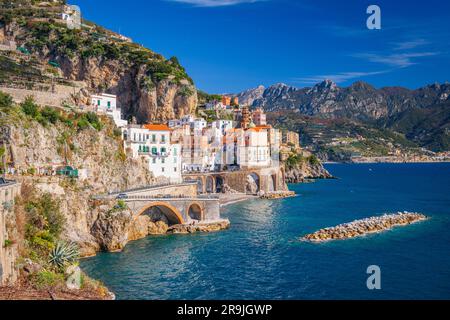 Atrani, Italien entlang der schönen Amalfiküste am Nachmittag. Stockfoto