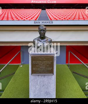 Rafael Moreno tritt vor die Tribunes in der San Mames Arena, dem offiziellen Heimstadion des FC Athletic Bilbao, Spanien Stockfoto