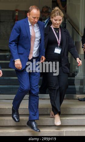 London, Großbritannien. 27. Juni 2023. Der ehemalige Gesundheitsminister, Matt Hancock, verlässt das Unternehmen, nachdem er bei der Covid-19-Untersuchung ausgesagt hat. Kredit: Joe Maida/Alamy Live News Stockfoto