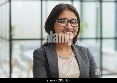 Porträt einer hübschen jungen Büroangestellten Stockfoto