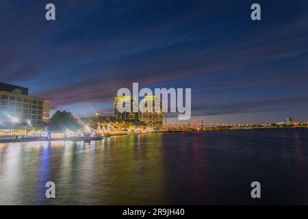 HALIFAX, NOVA SCOTIA, KANADA. Halifax Hafenfront mit prominenten Geschäfts- und Finanzgebäuden und Restaurants, MacDonald Bridge Stockfoto