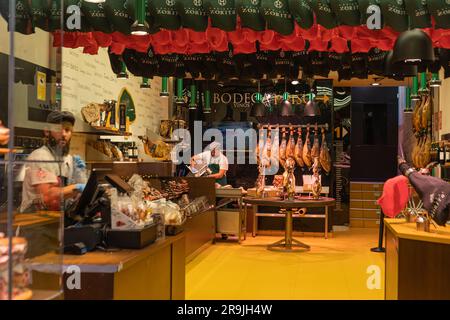 Spanische Bar und Tapas-Café mit trocken gepökelten Schinkenbeinen Stockfoto