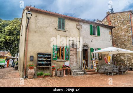 Kleine Straßen auf der Insel Maggiore im Trasimeno-See, Umbrien, Italien Stockfoto