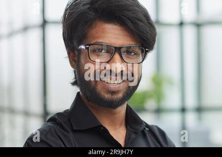 Selbstvertrauen und Geschäftskonzept. Portrait eines charmanten, erfolgreichen Jungunternehmers Stockfoto