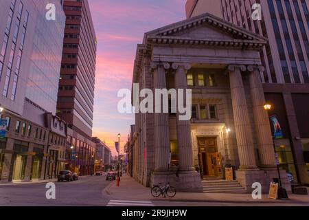 Historisches Gebäude im viktorianischen Stil in der Stadt Halifax, wenn die Sonne im Hintergrund untergeht. Halifax Downtown Street im Sommer. Halifax, Nova Scotia, CAN ADA Stockfoto