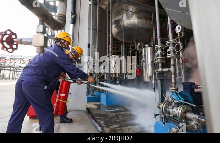 HUAI'AN, CHINA - 27. JUNI 2023 - Feuerwehrleute führen eine Notfallübung während eines gefährlichen Chemielecks in Huai 'an Stadt, Provinz Jiangsu, Chi durch Stockfoto