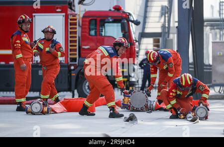 HUAI'AN, CHINA - 27. JUNI 2023 - Feuerwehrleute führen eine Notfallübung während eines gefährlichen Chemielecks in Huai 'an Stadt, Provinz Jiangsu, Chi durch Stockfoto